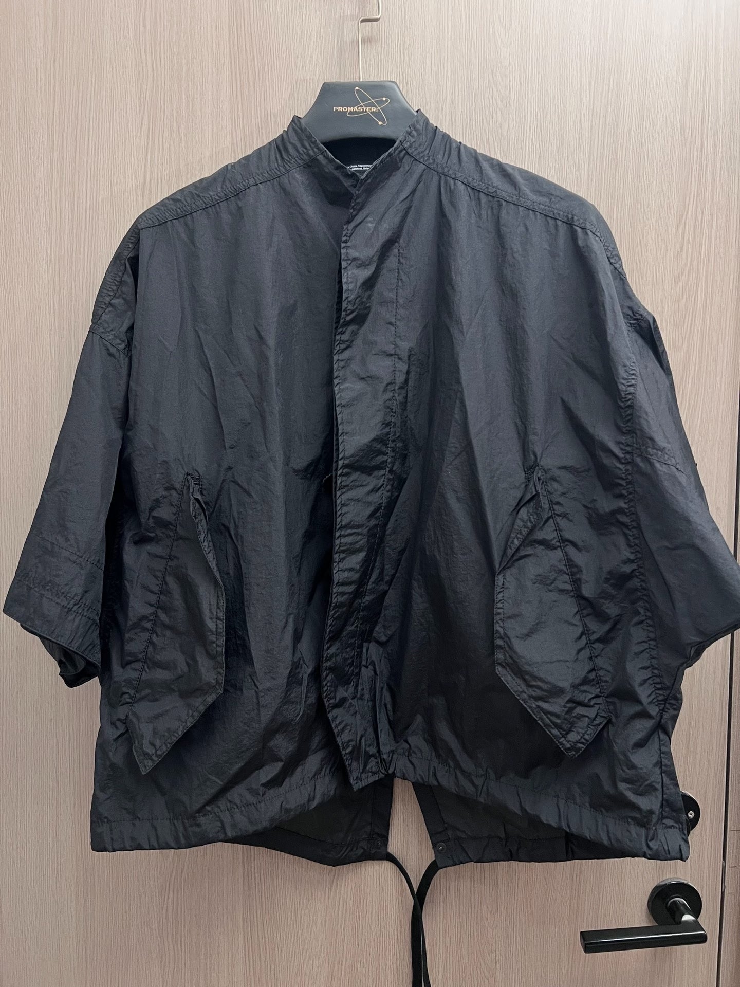 Julius_7 Nylon 3/4 Sleeve Collarless Robe