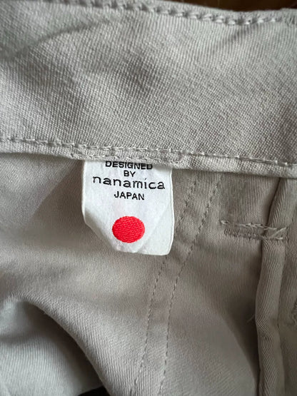 breathable cream work shorts with details