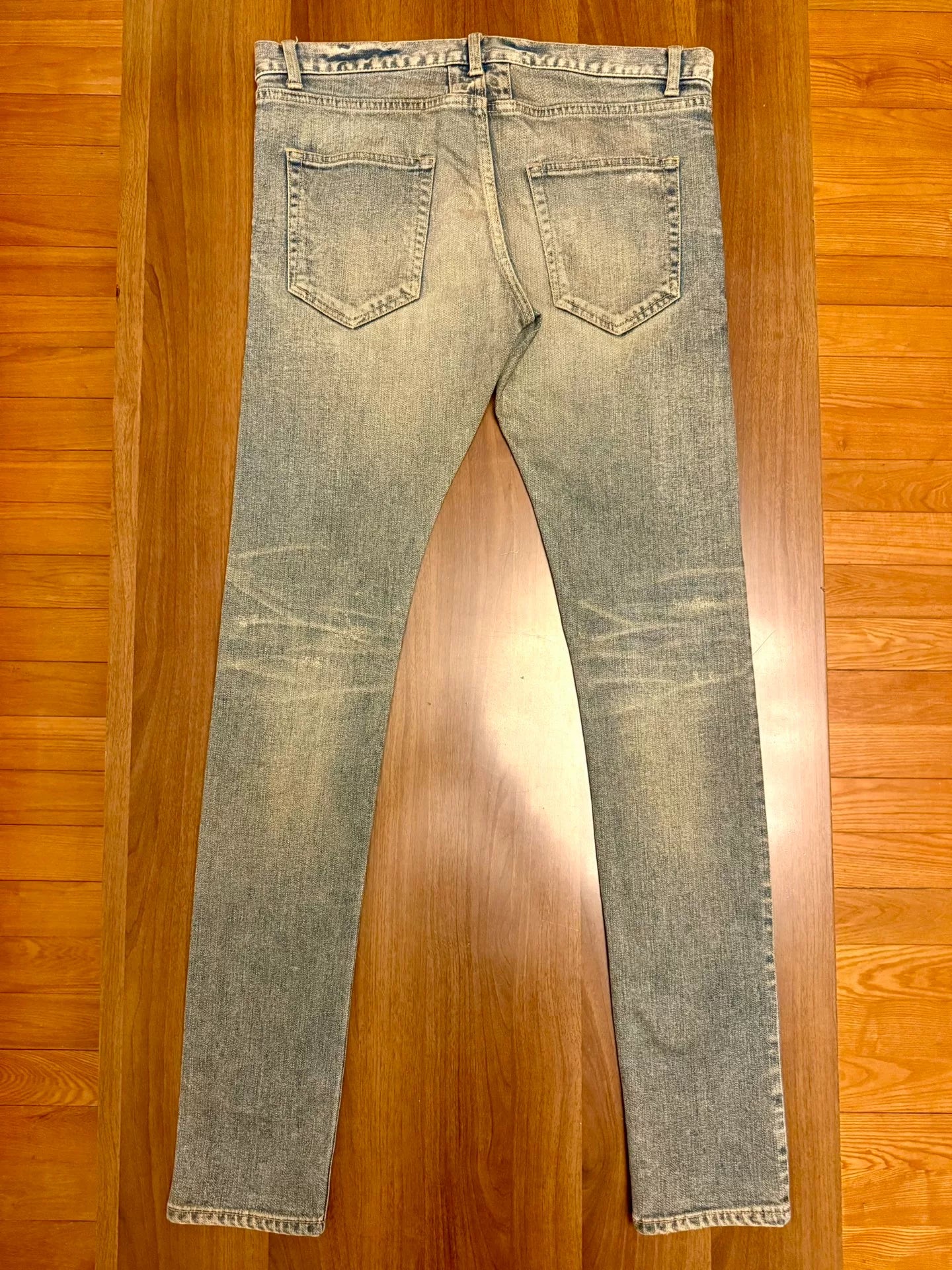 saint laurent distressed denim jeans A+
