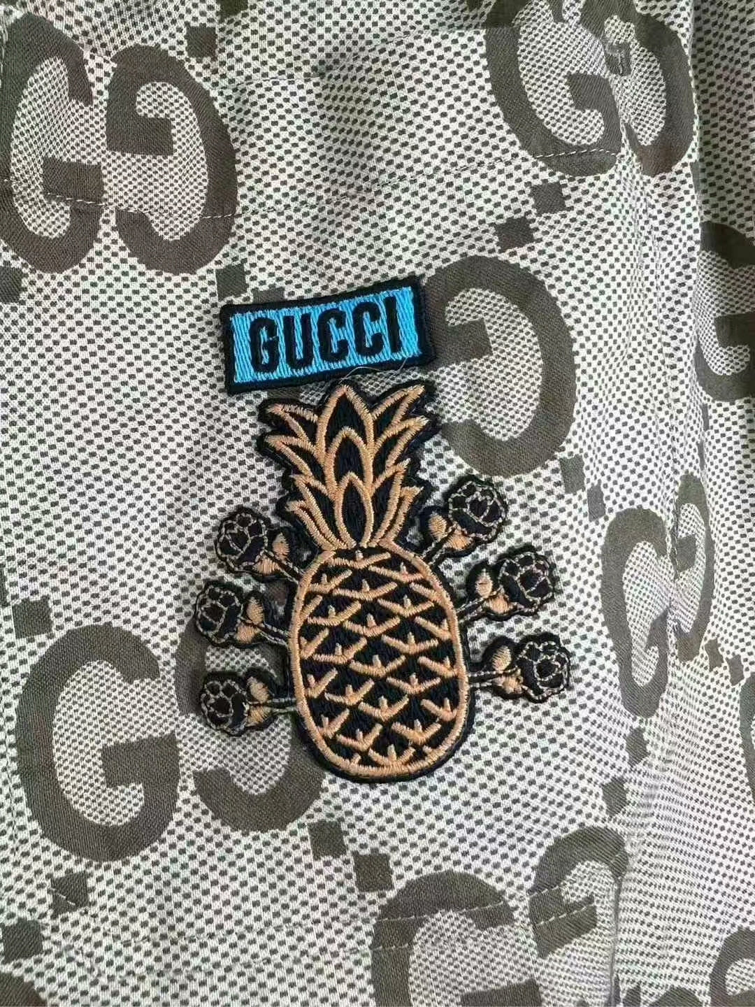 gucci logo print shorts in excellent condition
