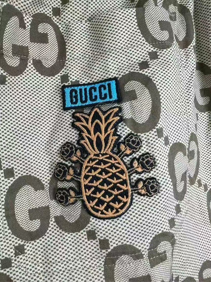 gucci logo print shorts in excellent condition
