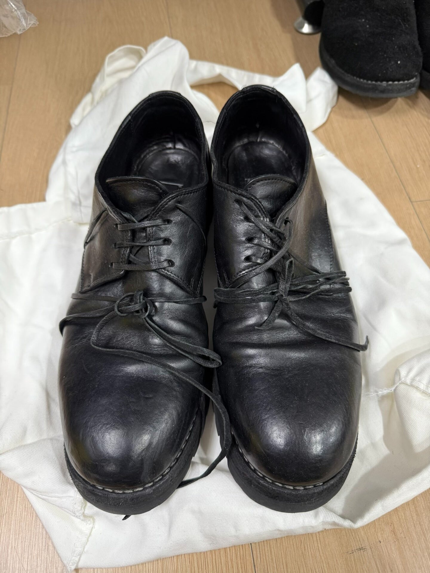 guidis black leather shoes with dust bag