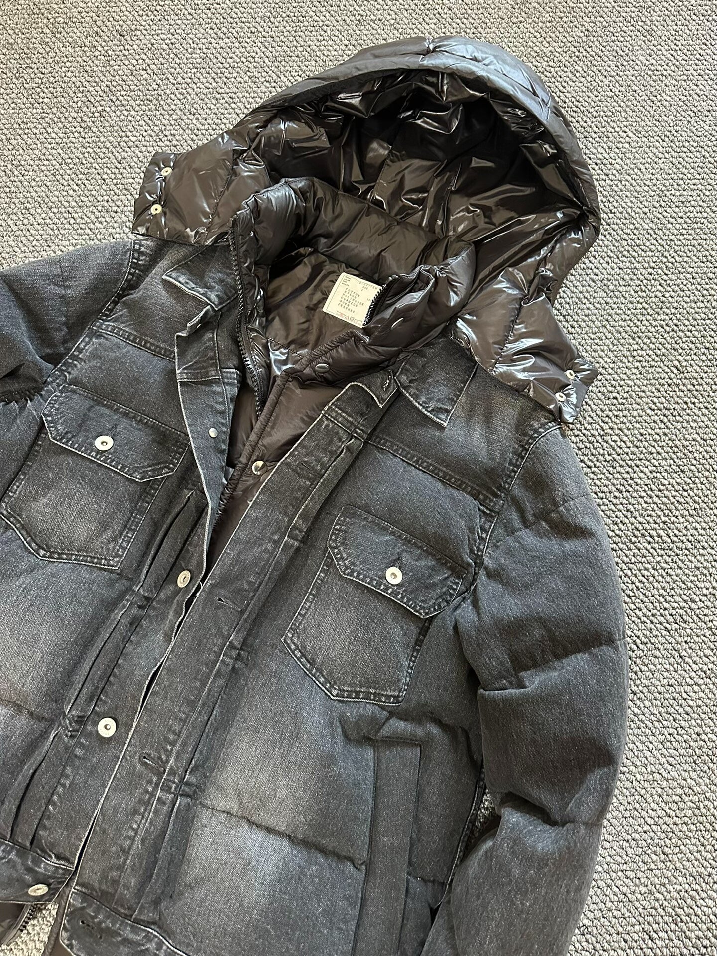 sacai puffer jacket in black color