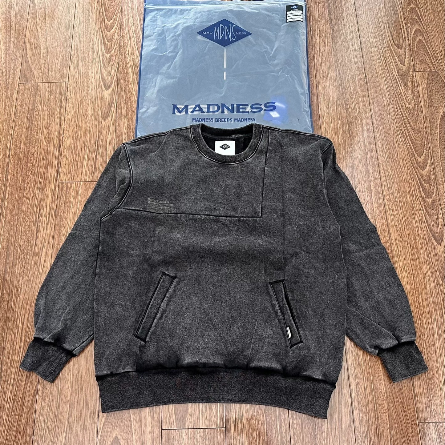 madness washed print sweater in black