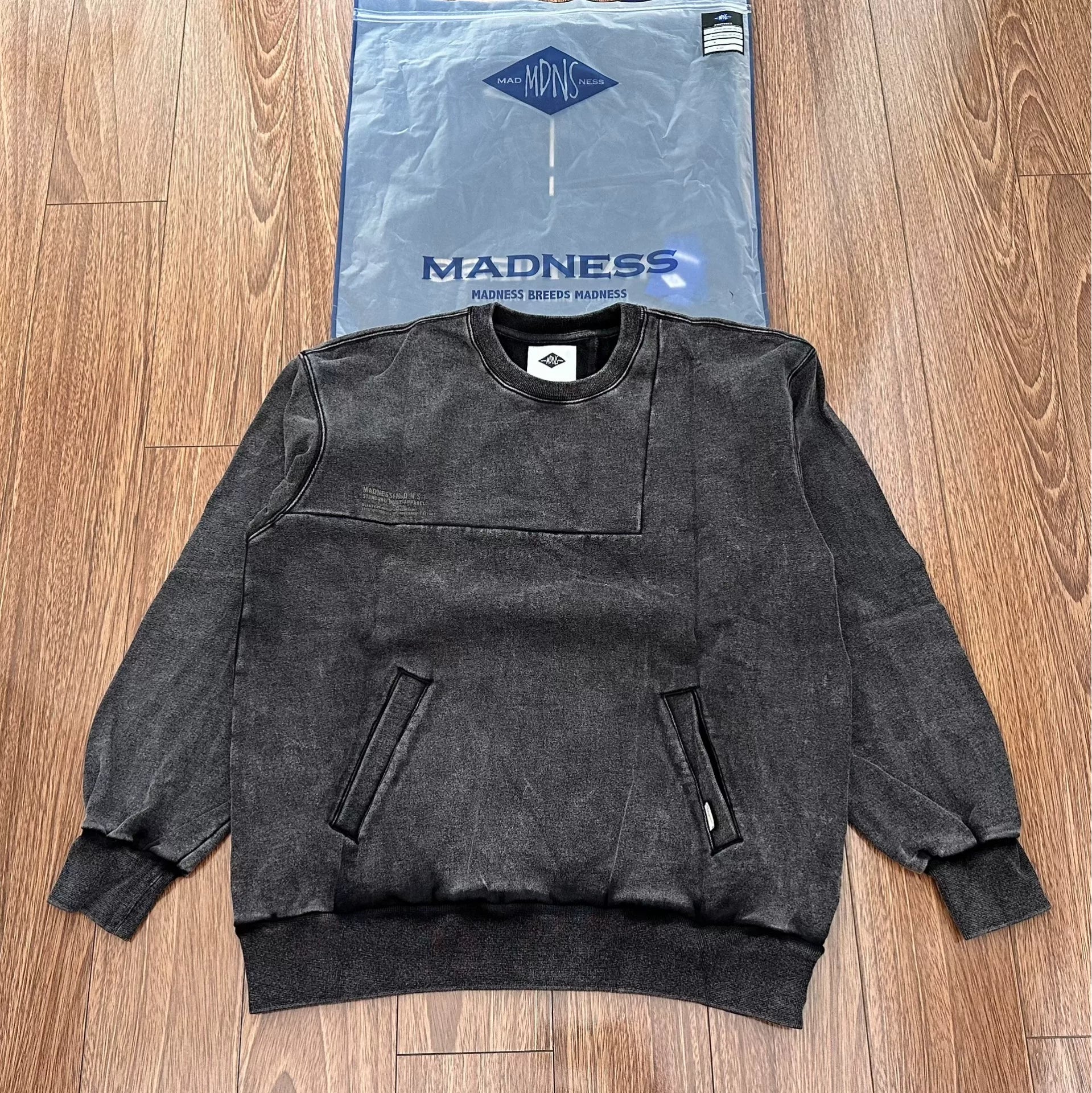 madness washed print sweater in black