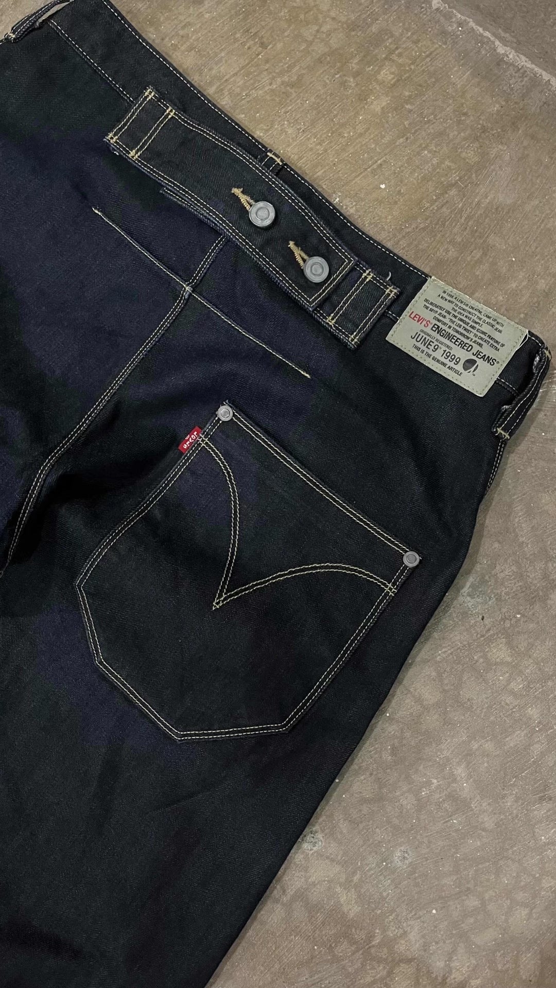 Vintage Levi's 2000s Engineered Cinch Back Jeans