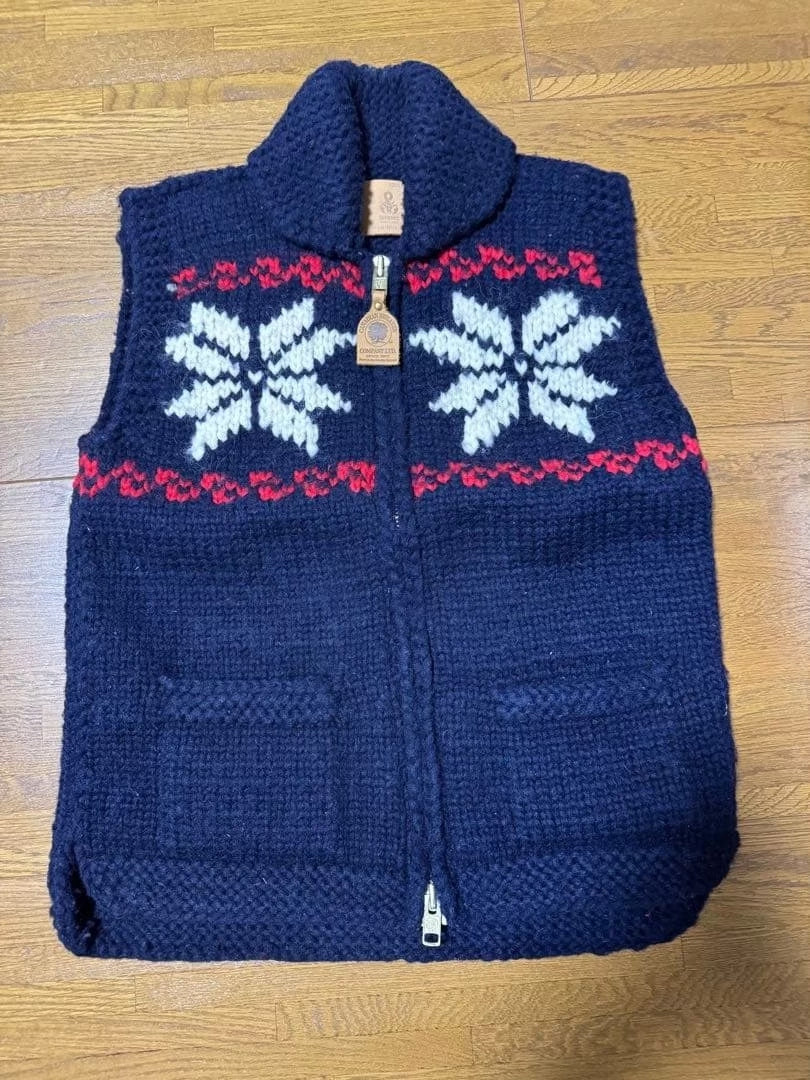 cozy knitted winter vest by SOPHNET.