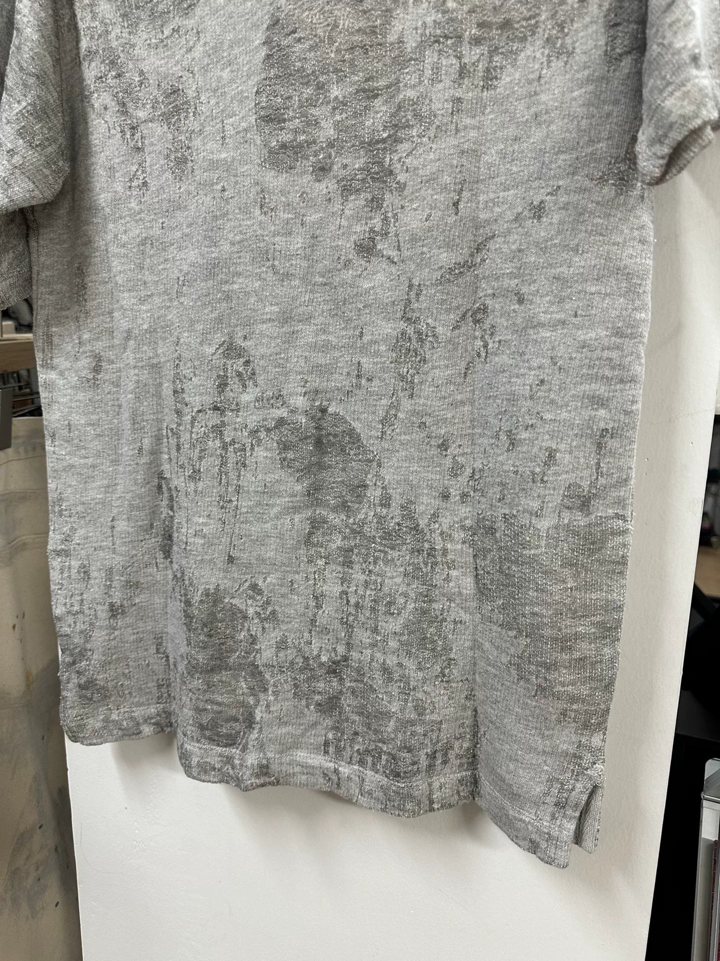 drapes laser-etched graphic short sleeve shirt