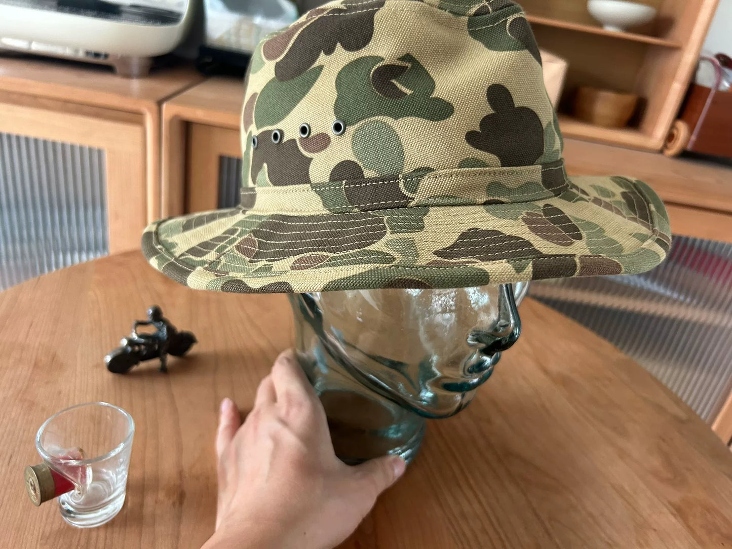 camo pattern wide-brim bucket hat