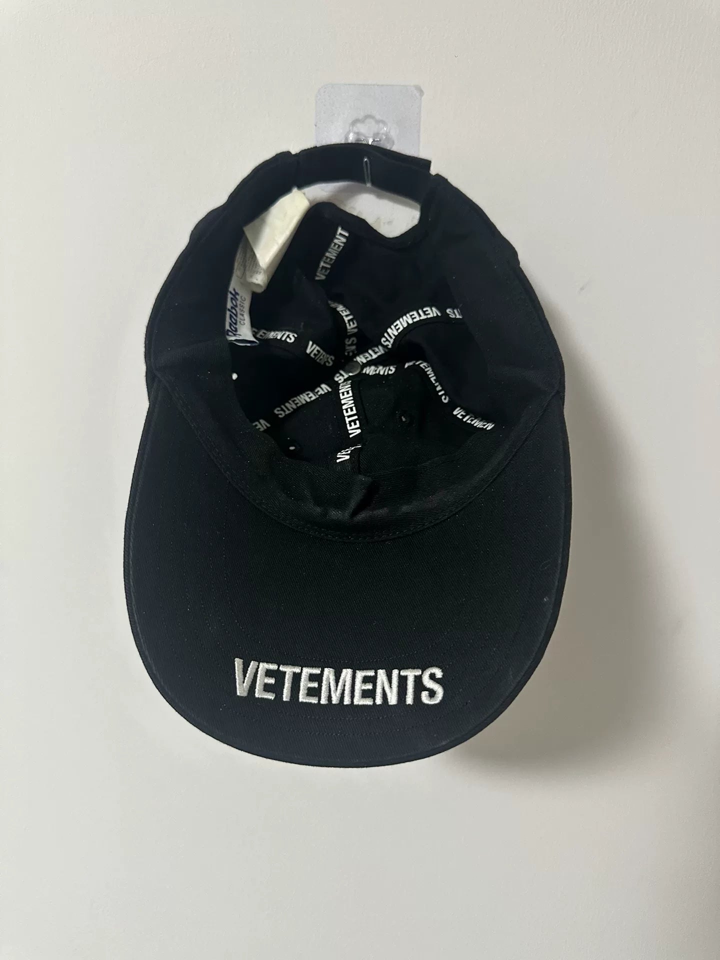 vetements black cap with logo