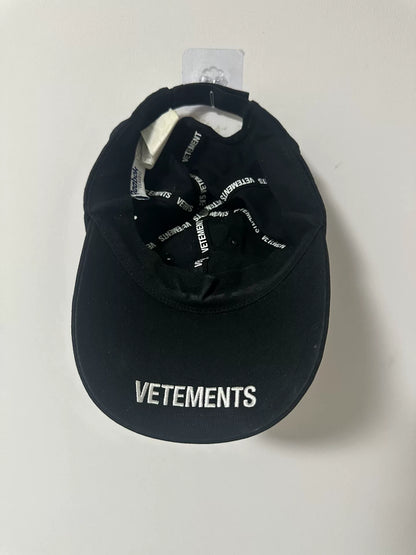 vetements black cap with logo