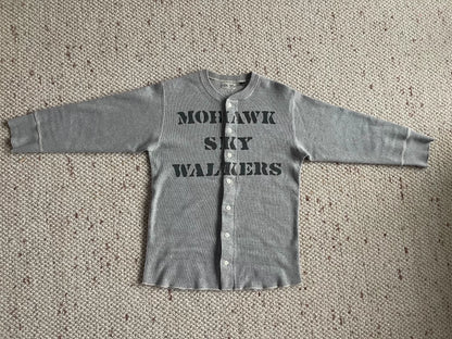 gray seven-sleeve cardigan with print