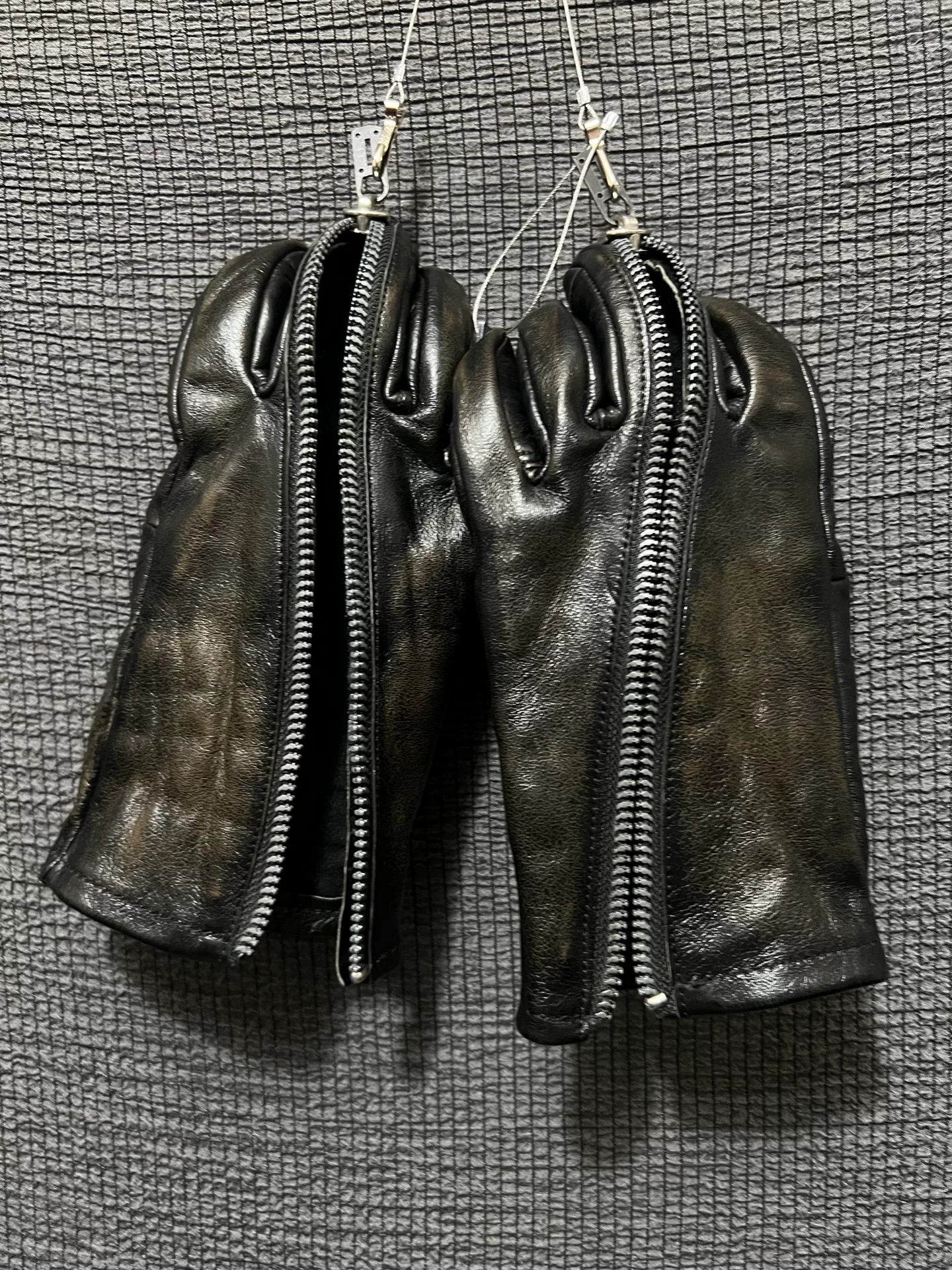 d hygen leather zip gloves with thumb opening