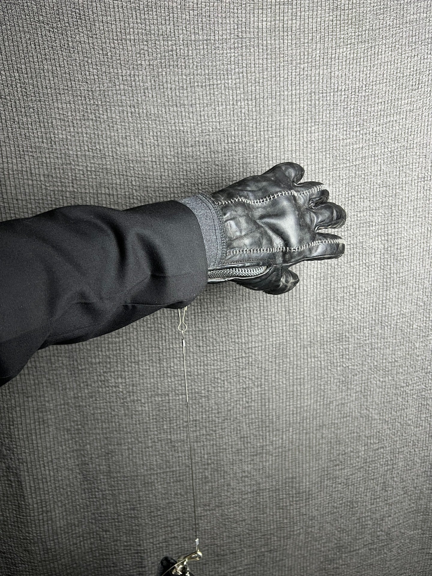 d hygen leather zip gloves for men