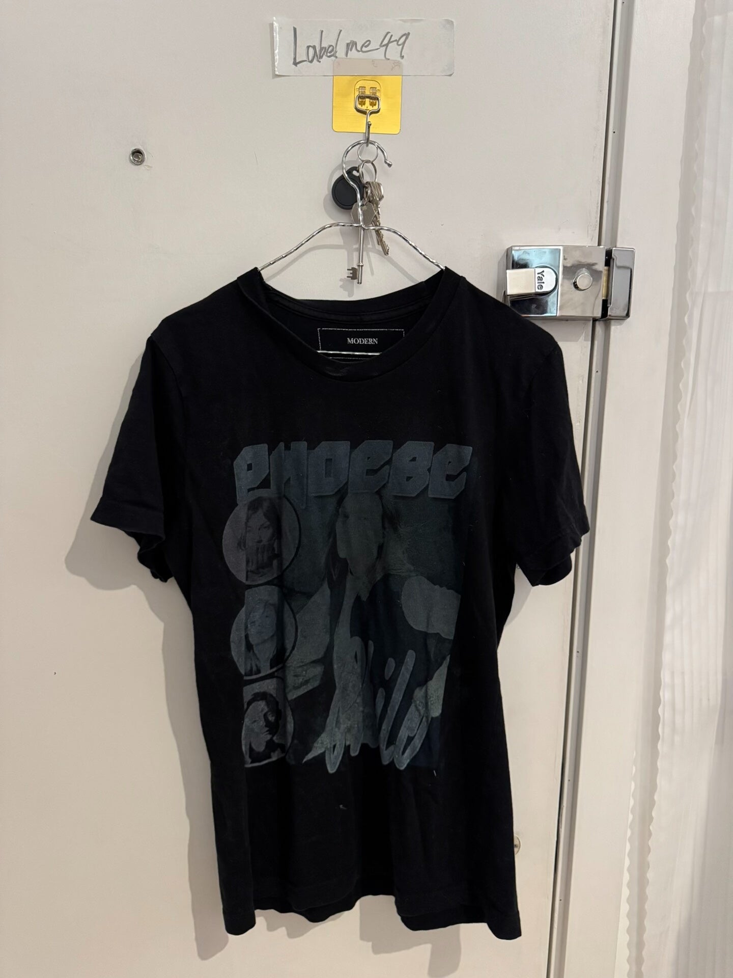 modern man black graphic t-shirt size M