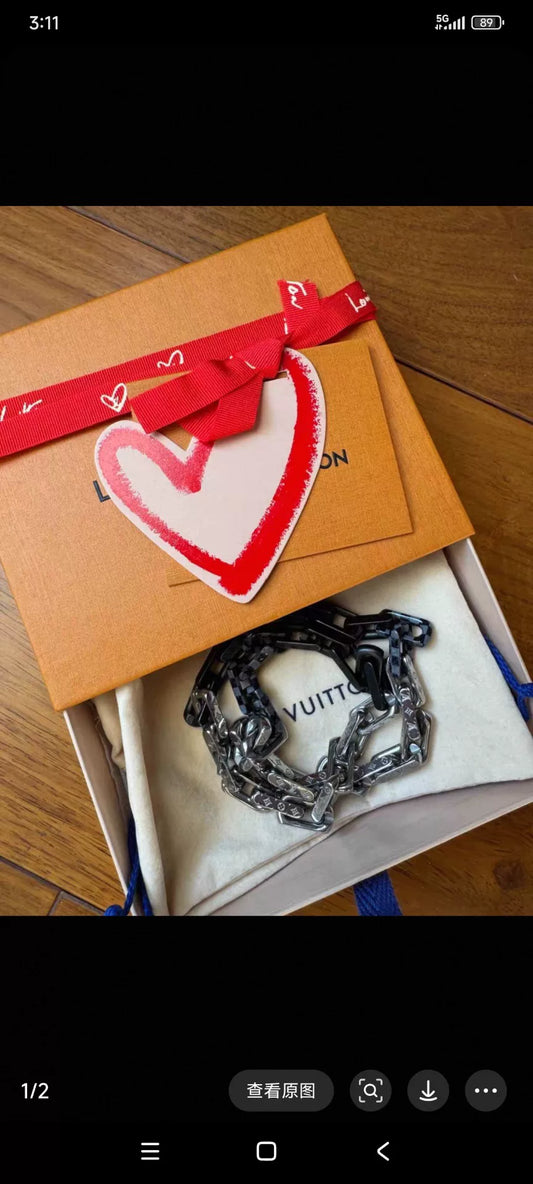 LV Damier Chain