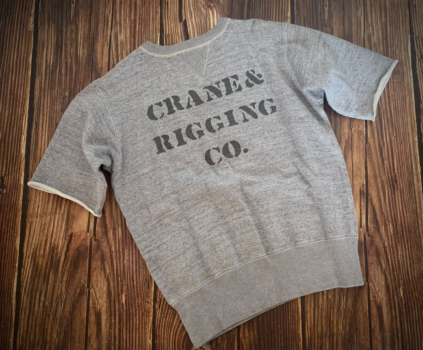 gray short sleeve sweatshirt with print