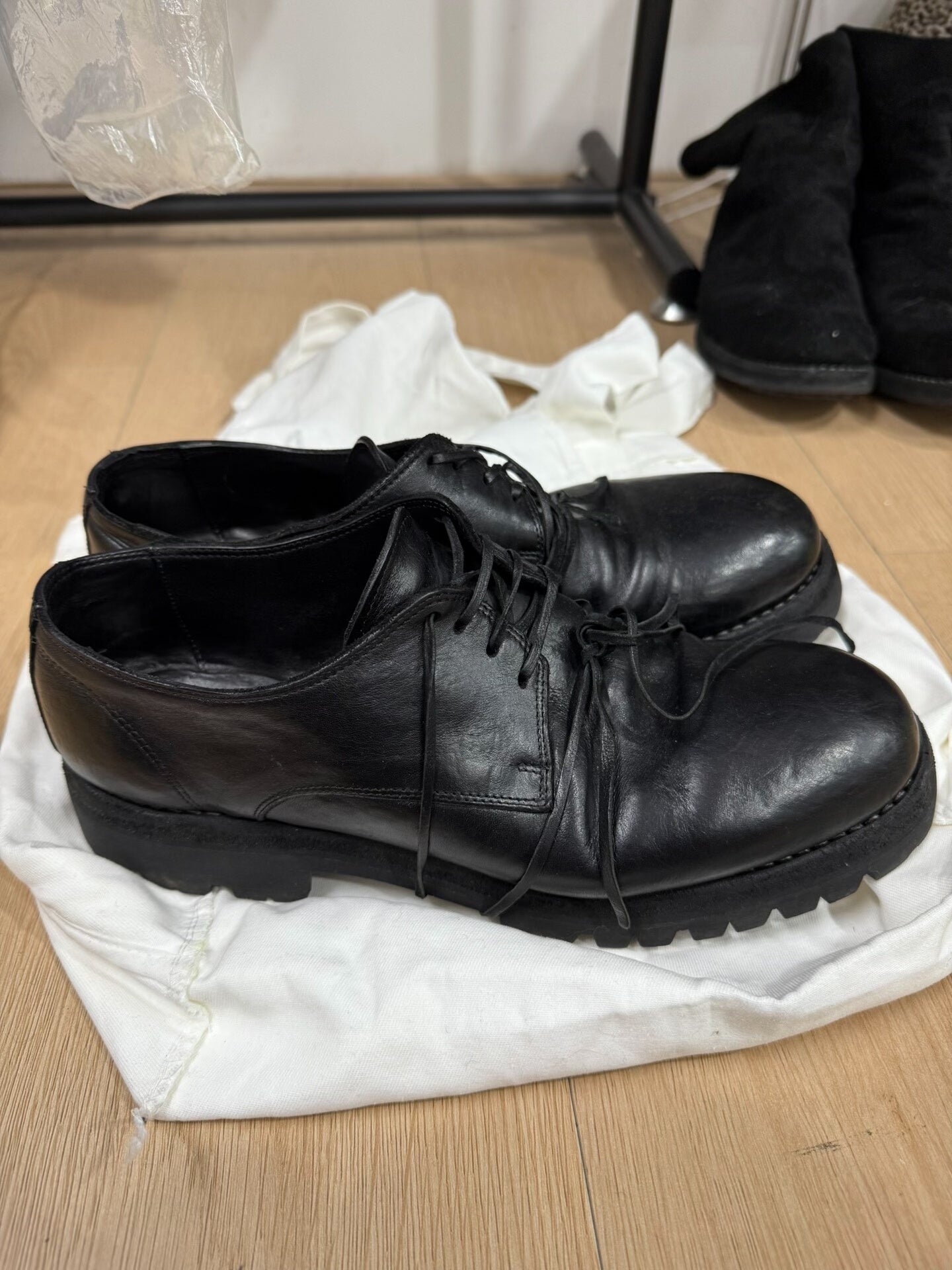 guidis black leather shoes with dust bag