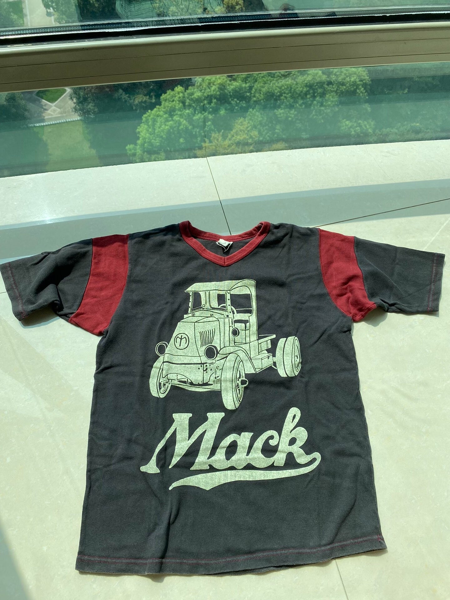 bootleggers tee short sleeve bulldog design