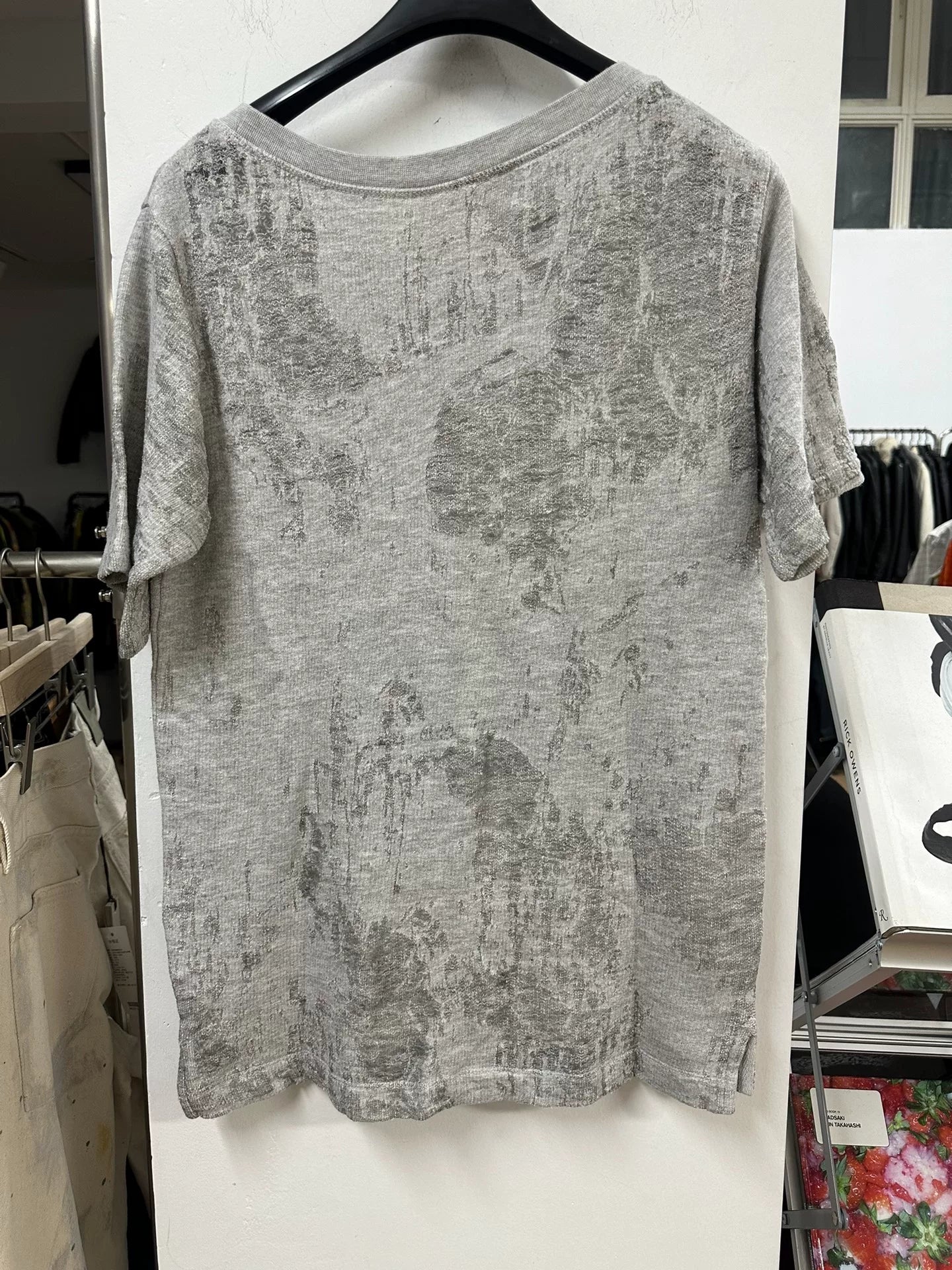 drapes laser-etched graphic short sleeve shirt