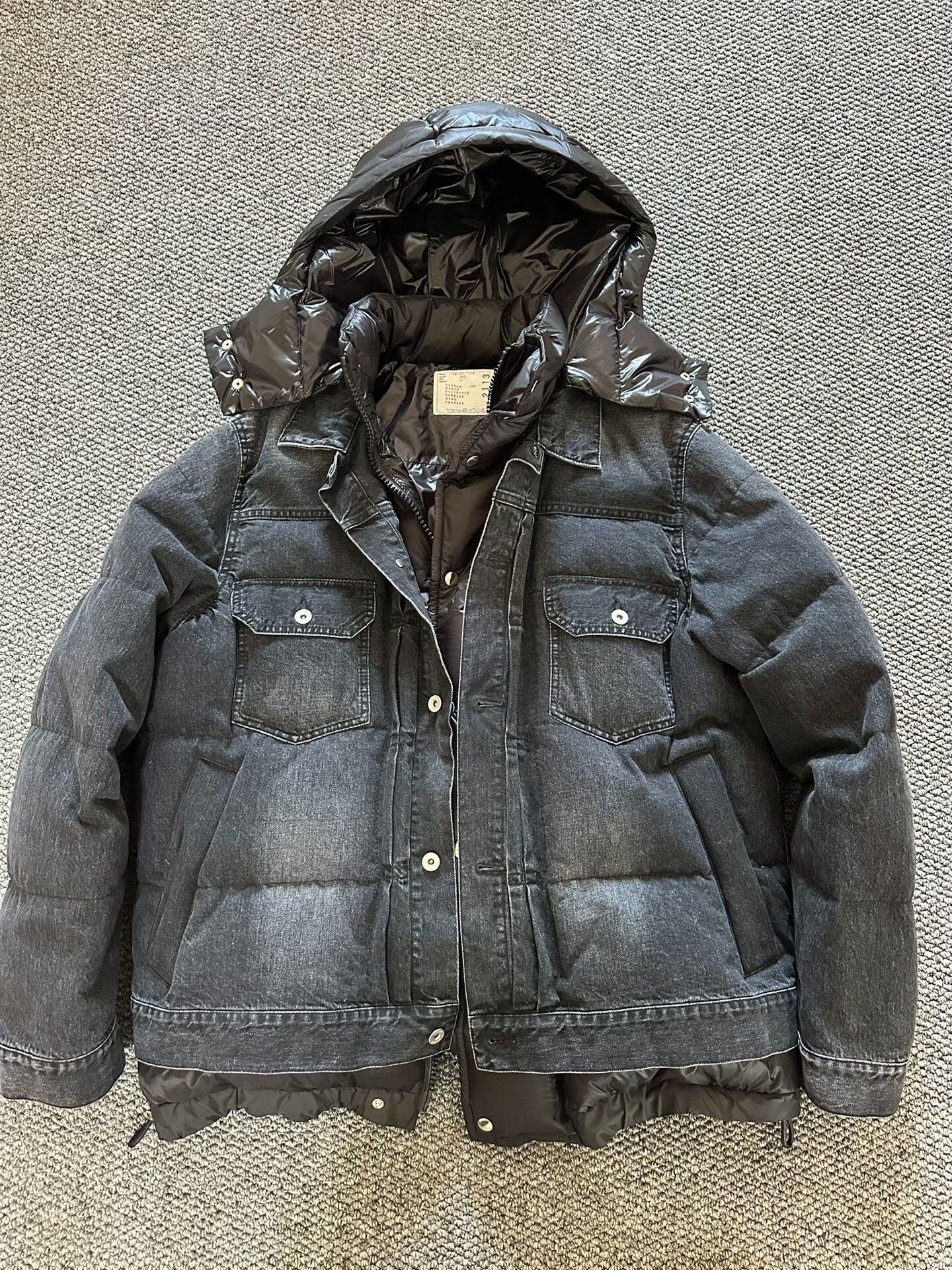 sacai puffer jacket in black color