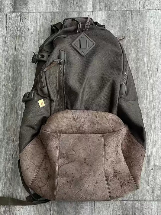 Visvim Make an old knife and cut a backpack with cowhide bottom.