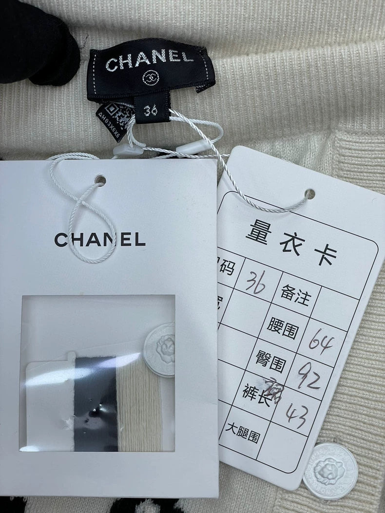 Chanel Black and White Daisy Knit Skirt