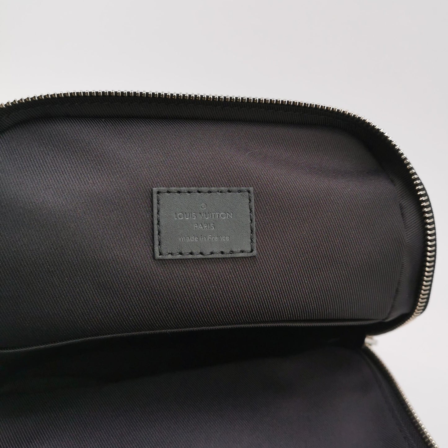 Louis Vuitton Avenue Damier Graphite Chest Bag